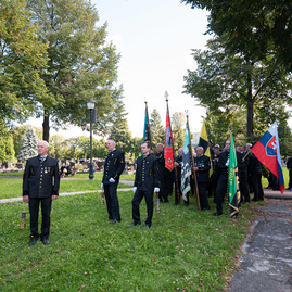 Zväčšiť fotografiu - Počas osláv nezabúdajú na tragicky zosnulých kolegov - TSK_Handlová-1