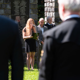 Zväčšiť fotografiu - Počas osláv nezabúdajú na tragicky zosnulých kolegov - TSK_Handlová-11