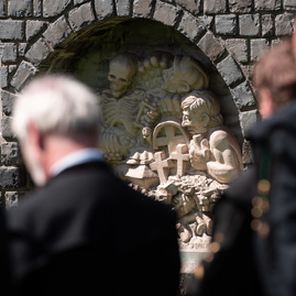 Zväčšiť fotografiu - Počas osláv nezabúdajú na tragicky zosnulých kolegov - TSK_Handlová-13