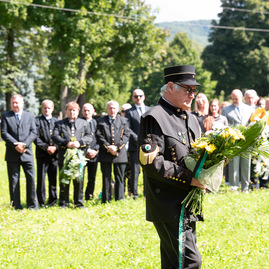 Zväčšiť fotografiu - Počas osláv nezabúdajú na tragicky zosnulých kolegov - TSK_Handlová-16