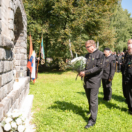 Zväčšiť fotografiu - Počas osláv nezabúdajú na tragicky zosnulých kolegov - TSK_Handlová-17