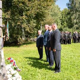 Zväčšiť fotografiu - Počas osláv nezabúdajú na tragicky zosnulých kolegov - TSK_Handlová-19