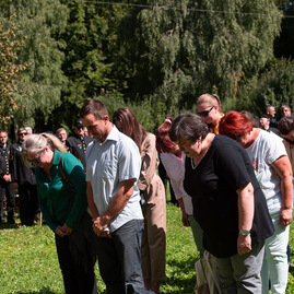 Zväčšiť fotografiu - Počas osláv nezabúdajú na tragicky zosnulých kolegov - TSK_Handlová-23