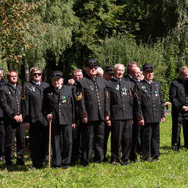Zväčšiť fotografiu - Počas osláv nezabúdajú na tragicky zosnulých kolegov - TSK_Handlová-24