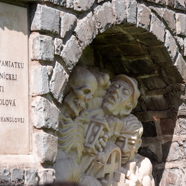 Zväčšiť fotografiu - Počas osláv nezabúdajú na tragicky zosnulých kolegov - TSK_Handlová-27