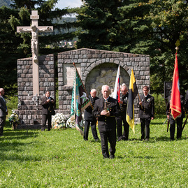 Zväčšiť fotografiu - Počas osláv nezabúdajú na tragicky zosnulých kolegov - TSK_Handlová-30