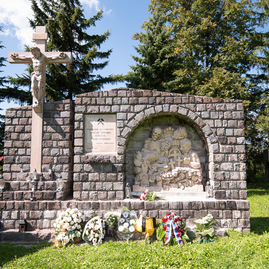 Zväčšiť fotografiu - Počas osláv nezabúdajú na tragicky zosnulých kolegov - TSK_Handlová-32