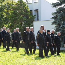 Zväčšiť fotografiu - Počas osláv nezabúdajú na tragicky zosnulých kolegov - TSK_Handlová-4