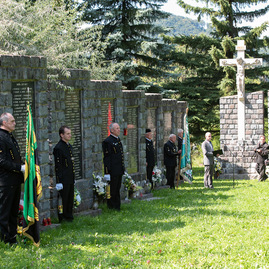 Zväčšiť fotografiu - Počas osláv nezabúdajú na tragicky zosnulých kolegov - TSK_Handlová-5