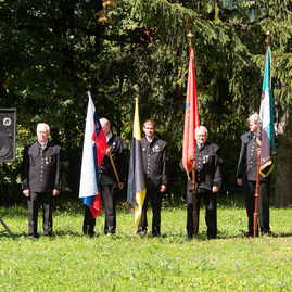 Zväčšiť fotografiu - Počas osláv nezabúdajú na tragicky zosnulých kolegov - TSK_Handlová-6