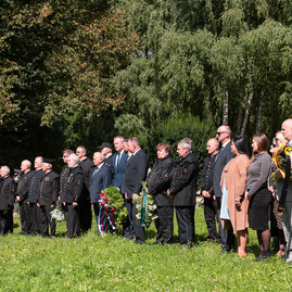 Zväčšiť fotografiu - Počas osláv nezabúdajú na tragicky zosnulých kolegov - TSK_Handlová-7