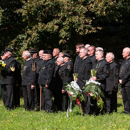 Zväčšiť fotografiu - Počas osláv nezabúdajú na tragicky zosnulých kolegov - TSK_Handlová-8