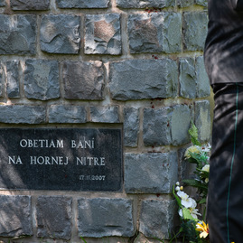 Zväčšiť fotografiu - Počas osláv nezabúdajú na tragicky zosnulých kolegov - TSK_Handlová-9