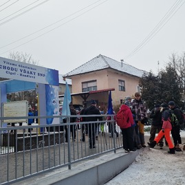 Zväčšiť fotografiu - Pochod vďaky snp s poradovým číslom 47 prilákal stovky turistov - 20230128_090726