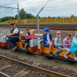 Zväčšiť fotografiu - Popularita trenčianskej elektrickej železnice stúpa - 69701645_2525082074215391_37572700322922496_n