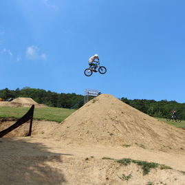 Posledné májové dni cyklistike v kraji priali; po ôsmykrát privítal bikepark v kálnici najväčší slovenský bicyklový festival - IMG_5599