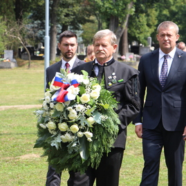 Pozdrav „zdar boh“ sa potichu vznášal nad hlavami všetkých, ktorí si na handlovský cintorín prišli uctiť pamiatku zosnulých baníkov - IMG_0027
