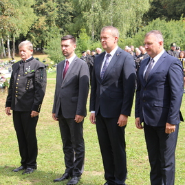 Pozdrav „zdar boh“ sa potichu vznášal nad hlavami všetkých, ktorí si na handlovský cintorín prišli uctiť pamiatku zosnulých baníkov - IMG_0029