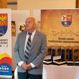 Zväčšiť fotografiu - Poznáme mená laureátov najvyšších ocenení kraja! - 20220527_Verejne_uznania_TSK_055w