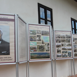 Zväčšiť fotografiu - Pred 99 rokmi sa v uhrovci narodila vedúca osobnosť pražskej jari - vystava o dubcekovi