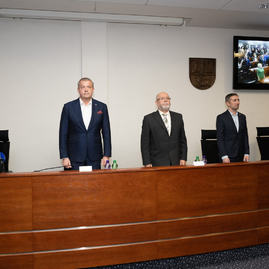 Zväčšiť fotografiu - Predseda a poslanci obdržali osvedčenie o zvolení - 20221104_TN_TSK_osvedcenia_007w