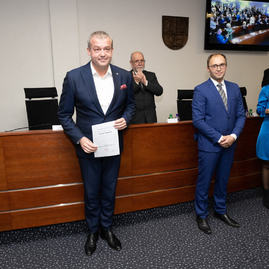 Zväčšiť fotografiu - Predseda a poslanci obdržali osvedčenie o zvolení - 20221104_TN_TSK_osvedcenia_030w