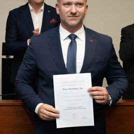 Zväčšiť fotografiu - Predseda a poslanci obdržali osvedčenie o zvolení - 20221104_TN_TSK_osvedcenia_041w