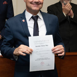 Zväčšiť fotografiu - Predseda a poslanci obdržali osvedčenie o zvolení - 20221104_TN_TSK_osvedcenia_045w