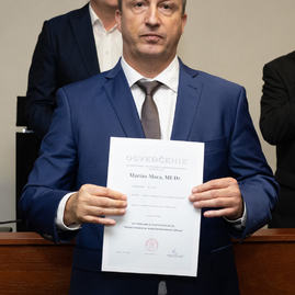 Zväčšiť fotografiu - Predseda a poslanci obdržali osvedčenie o zvolení - 20221104_TN_TSK_osvedcenia_055w