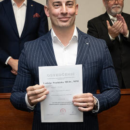 Zväčšiť fotografiu - Predseda a poslanci obdržali osvedčenie o zvolení - 20221104_TN_TSK_osvedcenia_085w