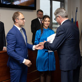 Zväčšiť fotografiu - Predseda a poslanci obdržali osvedčenie o zvolení - 20221104_TN_TSK_osvedcenia_094w