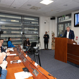Zväčšiť fotografiu - Predseda a poslanci obdržali osvedčenie o zvolení - 20221104_TN_TSK_osvedcenia_118w