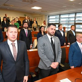 Zväčšiť fotografiu - Predseda a poslanci zložili sľuby, známe sú aj mená podpredsedov - DSC_7336