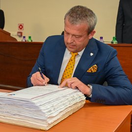 Zväčšiť fotografiu - Predseda a poslanci zložili sľuby, známe sú aj mená podpredsedov - DSC_7362