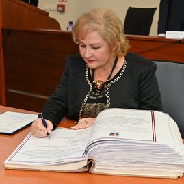 Zväčšiť fotografiu - Predseda a poslanci zložili sľuby, známe sú aj mená podpredsedov - DSC_7404
