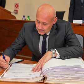 Zväčšiť fotografiu - Predseda a poslanci zložili sľuby, známe sú aj mená podpredsedov - DSC_7452