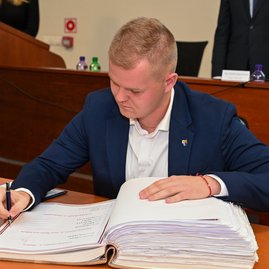 Zväčšiť fotografiu - Predseda a poslanci zložili sľuby, známe sú aj mená podpredsedov - DSC_7467
