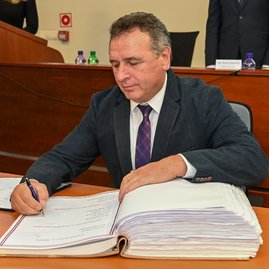 Zväčšiť fotografiu - Predseda a poslanci zložili sľuby, známe sú aj mená podpredsedov - DSC_7486
