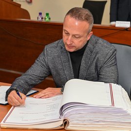 Zväčšiť fotografiu - Predseda a poslanci zložili sľuby, známe sú aj mená podpredsedov - DSC_7494