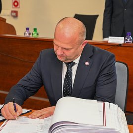 Zväčšiť fotografiu - Predseda a poslanci zložili sľuby, známe sú aj mená podpredsedov - DSC_7522