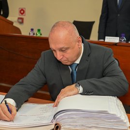 Zväčšiť fotografiu - Predseda a poslanci zložili sľuby, známe sú aj mená podpredsedov - DSC_7544