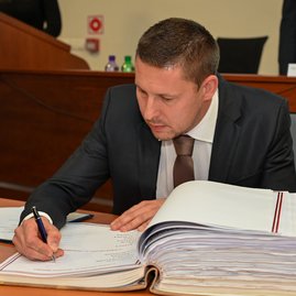 Zväčšiť fotografiu - Predseda a poslanci zložili sľuby, známe sú aj mená podpredsedov - DSC_7556