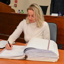 Zväčšiť fotografiu - Predseda a poslanci zložili sľuby, známe sú aj mená podpredsedov - DSC_7587