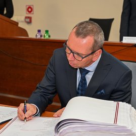 Zväčšiť fotografiu - Predseda a poslanci zložili sľuby, známe sú aj mená podpredsedov - DSC_7622