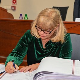 Zväčšiť fotografiu - Predseda a poslanci zložili sľuby, známe sú aj mená podpredsedov - DSC_7628