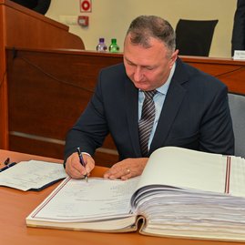 Zväčšiť fotografiu - Predseda a poslanci zložili sľuby, známe sú aj mená podpredsedov - DSC_7647