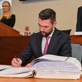 Zväčšiť fotografiu - Predseda a poslanci zložili sľuby, známe sú aj mená podpredsedov - DSC_7657