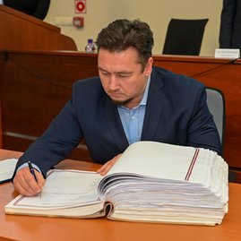 Zväčšiť fotografiu - Predseda a poslanci zložili sľuby, známe sú aj mená podpredsedov - DSC_7679