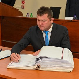 Zväčšiť fotografiu - Predseda a poslanci zložili sľuby, známe sú aj mená podpredsedov - DSC_7686