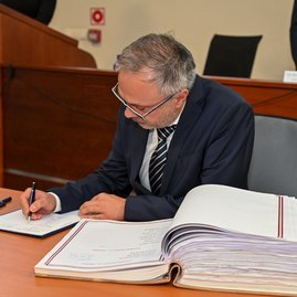 Zväčšiť fotografiu - Predseda a poslanci zložili sľuby, známe sú aj mená podpredsedov - DSC_7696